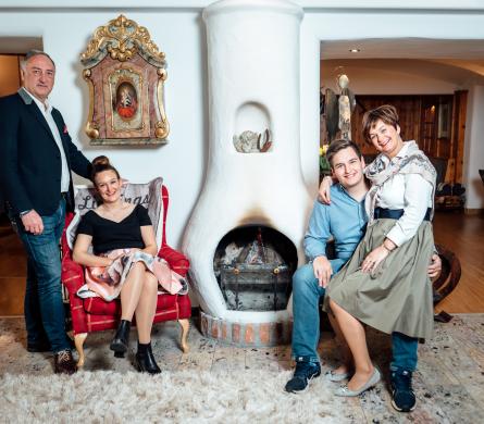 Familie Hinteregger gemeinsam im Aufenthaltsbereich Familie Hinteregger gemeinsam