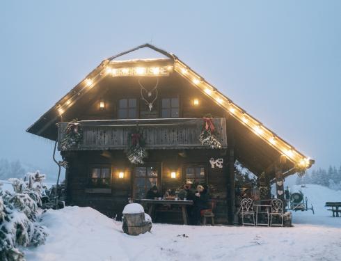 Groar Alm im Winter beleuchtet hell